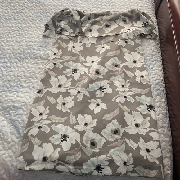 Gray base, flower dress. Banana Republic. Never worn Size 10 Petite - Picture 4 of 4